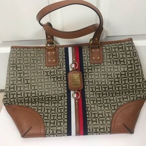 Tommy Hilfiger Purse with Signature logo & stripe